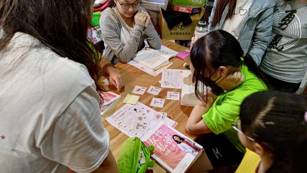 謝謝Gff全國女孩聯盟總是一直都在，用心地陪伴青少女們！一個學期一次的女孩日，是大小女孩都期待的日子～在這些精心、相互支持的環境，我們可以說出內心最想說的話語。成長過程中，女孩的身心靈轉變，很需要有人的陪伴和聊聊，多希望，在我們小時候，也有這種被支持的時刻啊～而女孩日及女孩營，就是讓我們更深入理解自己與自我價值的日子。 | 小草書屋∞青草職能學苑