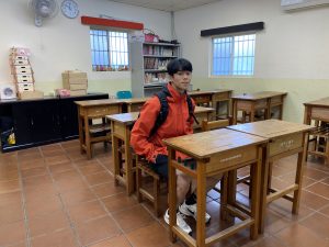 黃鈞，目前就讀國立體育大學技擊運動技術系大一，是個活潑外向、有想法的大男孩。陪伴時間約三年（2013-2016），就讀有木國小，是第二屆絲瓜小隊的成員，在2015年書屋正式於清水街落成前，就在中園國小租的教室裡，一起參與各式課程和活動。希望每一個來到小草書屋的孩子，不用成為誰眼中期待的大人，只要好好長大，找到屬於自己的光，就是最棒的一件事！ | 小草書屋∞青草職能學苑