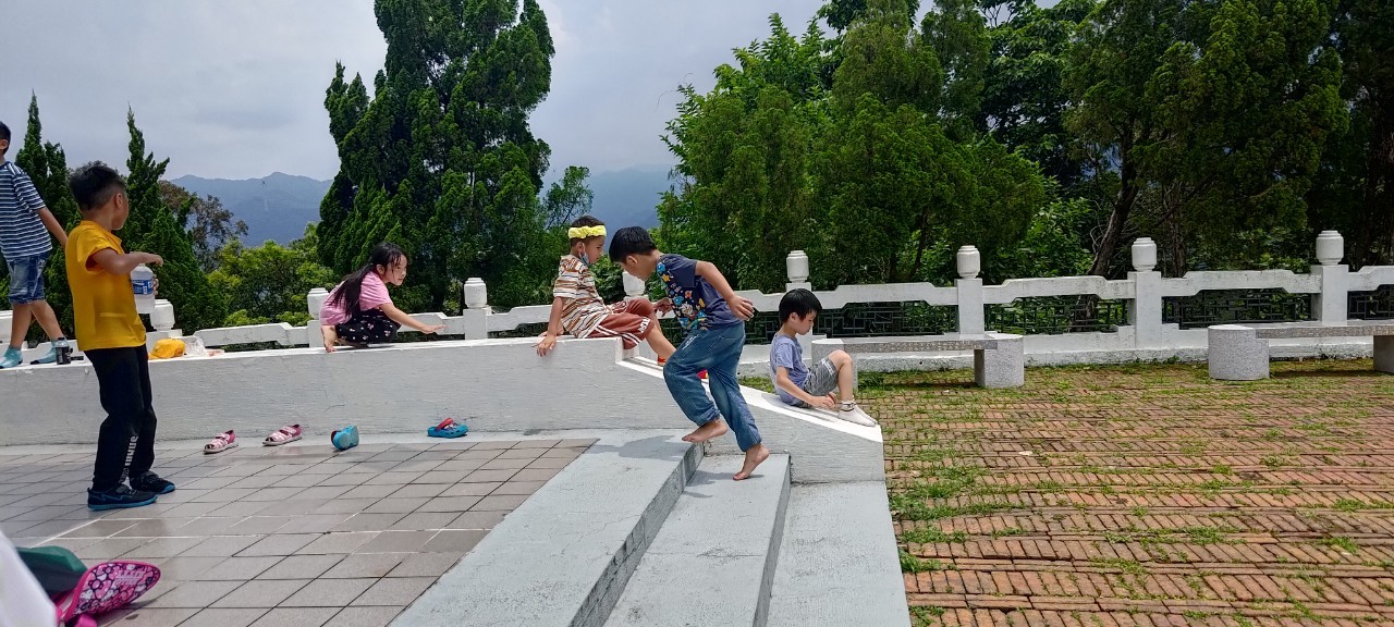 鳶山登山步道，是三峽人的好朋友，從小到大一定都會走過幾次。對孩子來說這不僅是一項體力的挑戰，更是一個激勵孩子們突破自我的機會。透過這次的活動，我們希望讓孩子們在大自然中學習成長，探索更多的可能性，並獲得戶外教育、自我挑戰以及生活技能學習的經驗。對於書屋來說，爬山挑戰不僅是一場體驗活動，更是一次次生命教育的實踐。我們希望透過這樣的活動，讓每一位孩子都能勇於挑戰自我，突破內心的限制，擁抱更多的可能性。 | 小草書屋∞青草職能學苑