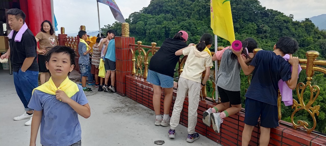 鳶山登山步道，是三峽人的好朋友，從小到大一定都會走過幾次。對孩子來說這不僅是一項體力的挑戰，更是一個激勵孩子們突破自我的機會。透過這次的活動，我們希望讓孩子們在大自然中學習成長，探索更多的可能性，並獲得戶外教育、自我挑戰以及生活技能學習的經驗。對於書屋來說，爬山挑戰不僅是一場體驗活動，更是一次次生命教育的實踐。我們希望透過這樣的活動，讓每一位孩子都能勇於挑戰自我，突破內心的限制，擁抱更多的可能性。 | 小草書屋∞青草職能學苑