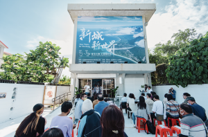 小草書屋跟練習曲有許多相似之處，皆因為一個契機進入現場，久而久之看見教育問題，於是義務反顧的投入。練習曲書店的創辦人胡文偉（胡教練），同樣在工作早期因為接觸棒球隊孩子，看見運動給予孩子希望，卻不敵現實考量時，想辦法為學生運動員找到職涯的出路，藉由練習曲文創串連在地藝文與創業能量，將社區活絡起來。 | 小草書屋∞青草職能學苑